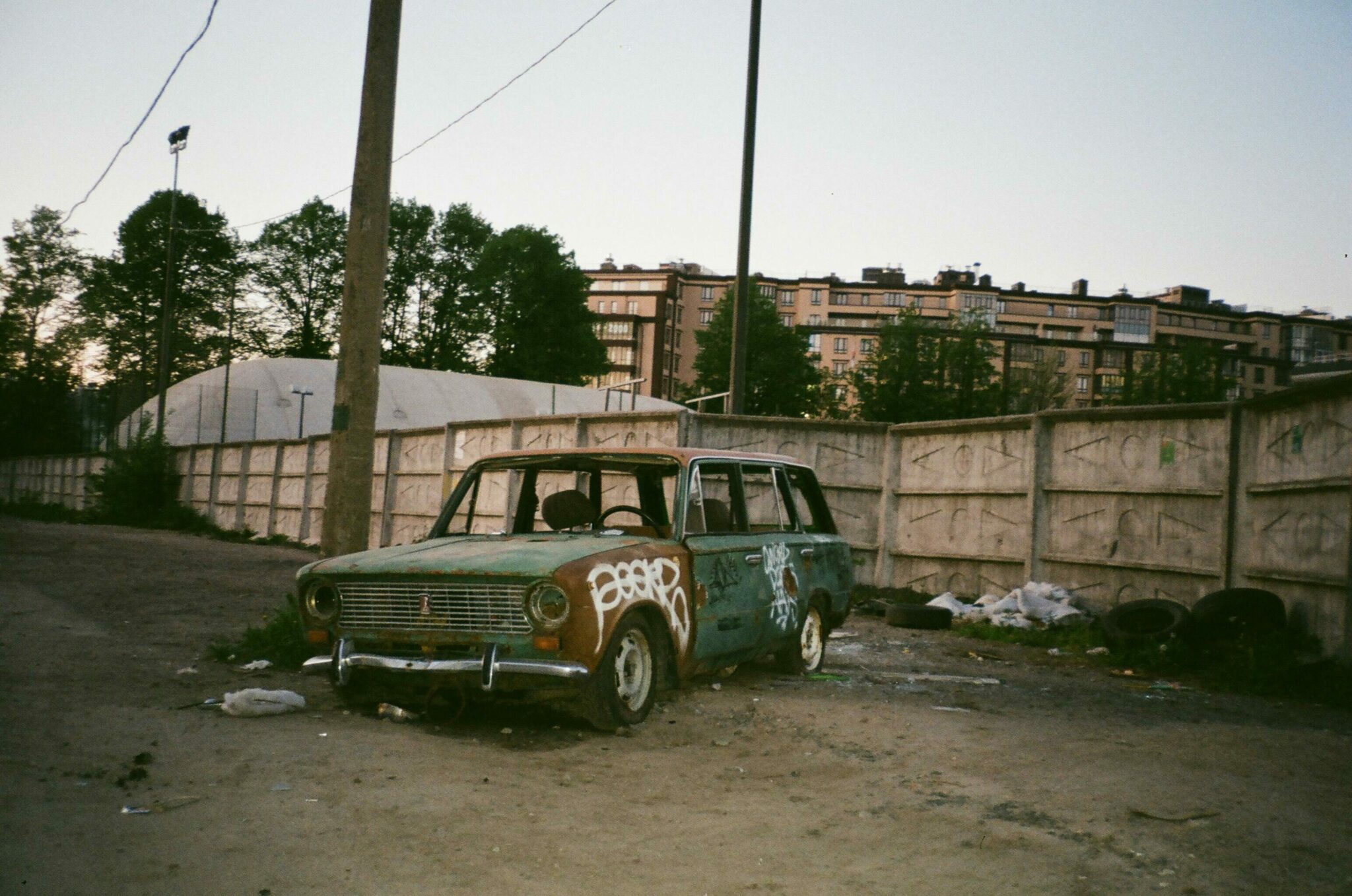 Photo de Aleksandr Neplokhov: https://www.pexels.com/fr-fr/photo/vintage-station-wagon-gare-pres-du-poste-de-ligne-2528367/