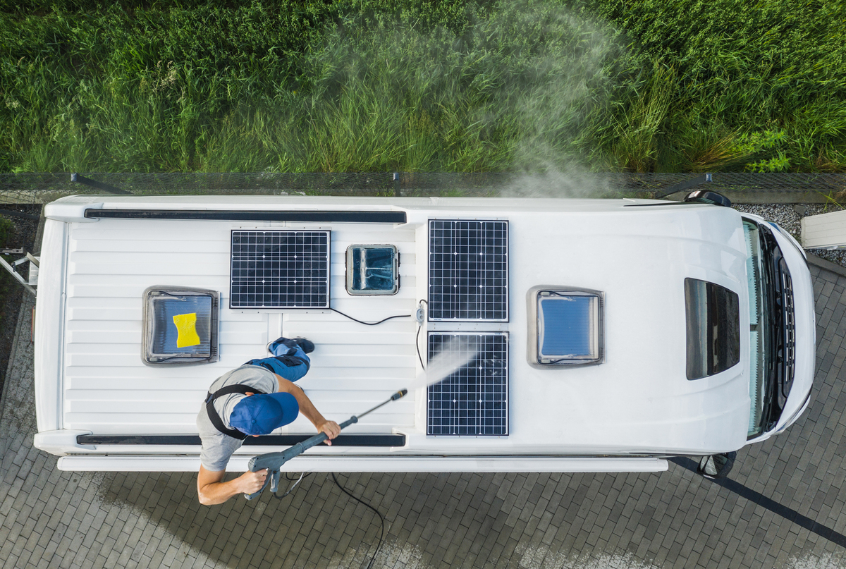 Ce camping-car électrique et solaire peut parcourir 730 km par jour